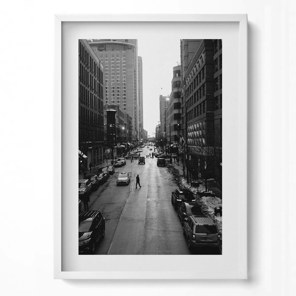 Függőleges kép keretben Városi utca fekete-fehérben
