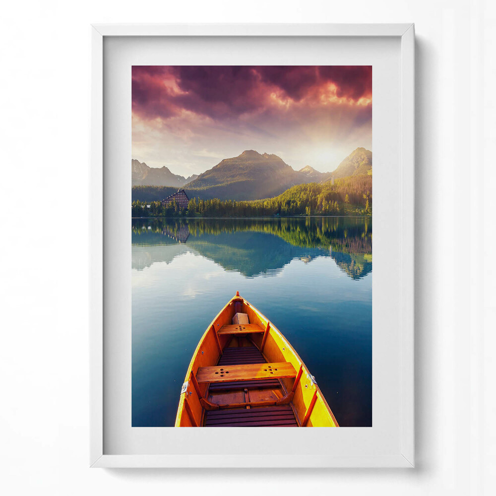 Függőleges kép keretben Hajó a tóparton hegyekkel