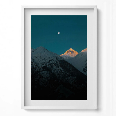 Függőleges kép keretben Havas hegycsúcs és hold