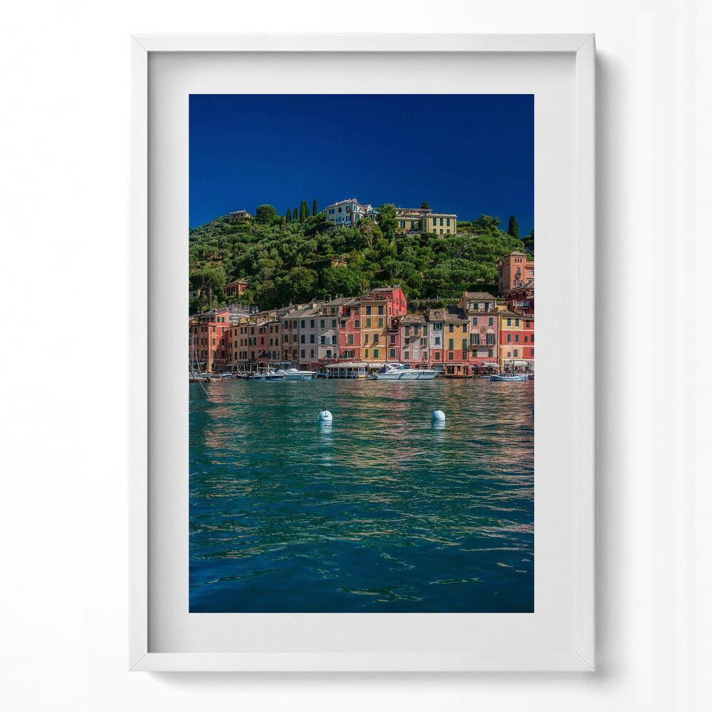 Függőleges kép keretben Tengerparti városkép színes házak