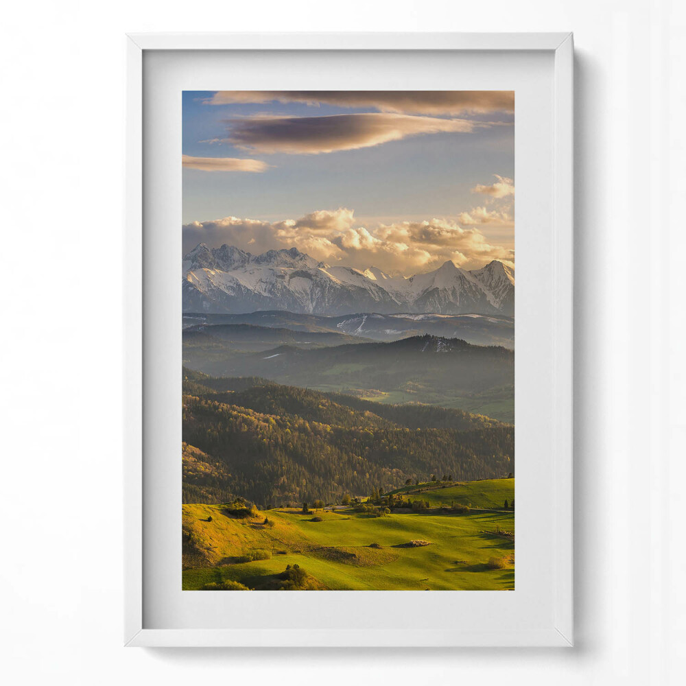 Függőleges kép keretben Hegyek és zöld dombok tája