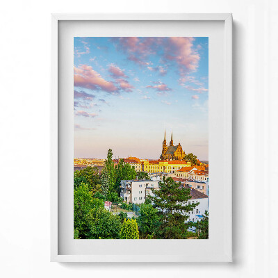 Függőleges kép keretben Városkép templommal és felhőkkel