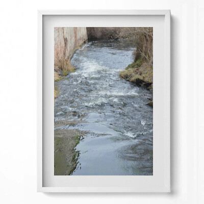 Függőleges kép keretben Zúgó patak és zöld part