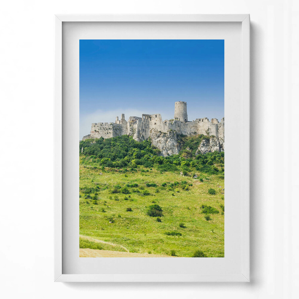 Függőleges kép keretben Várhegy zöld dombon