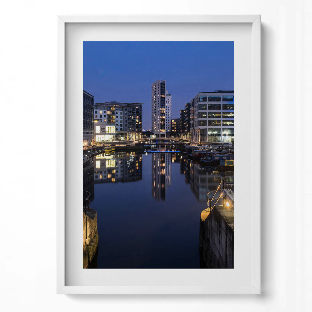 Függőleges kép keretben Városi táj víz tükröződése