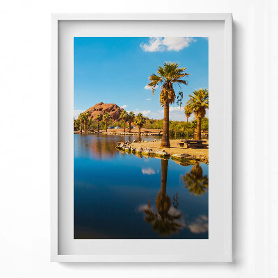 Függőleges kép keretben Tó pálmafák hegyek kék ég