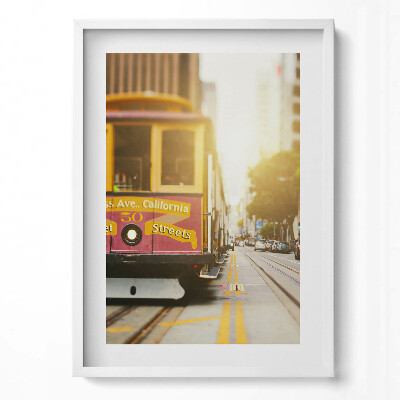 Függőleges kép keretben Városi villamos a napsütésben