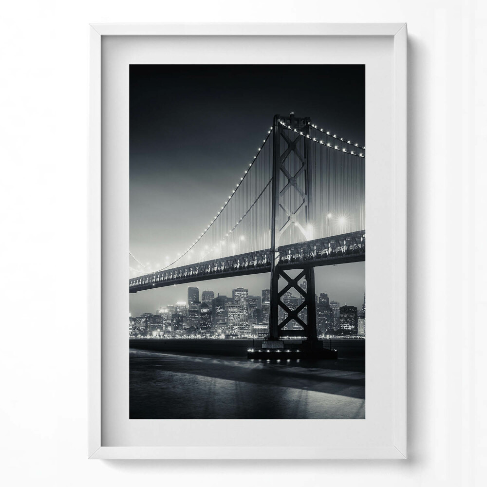 Függőleges kép keretben Fekete-fehér híd város háttérrel