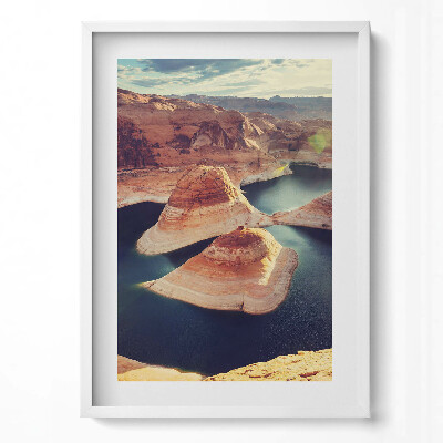 Függőleges kép keretben Sziklás táj vízparttal