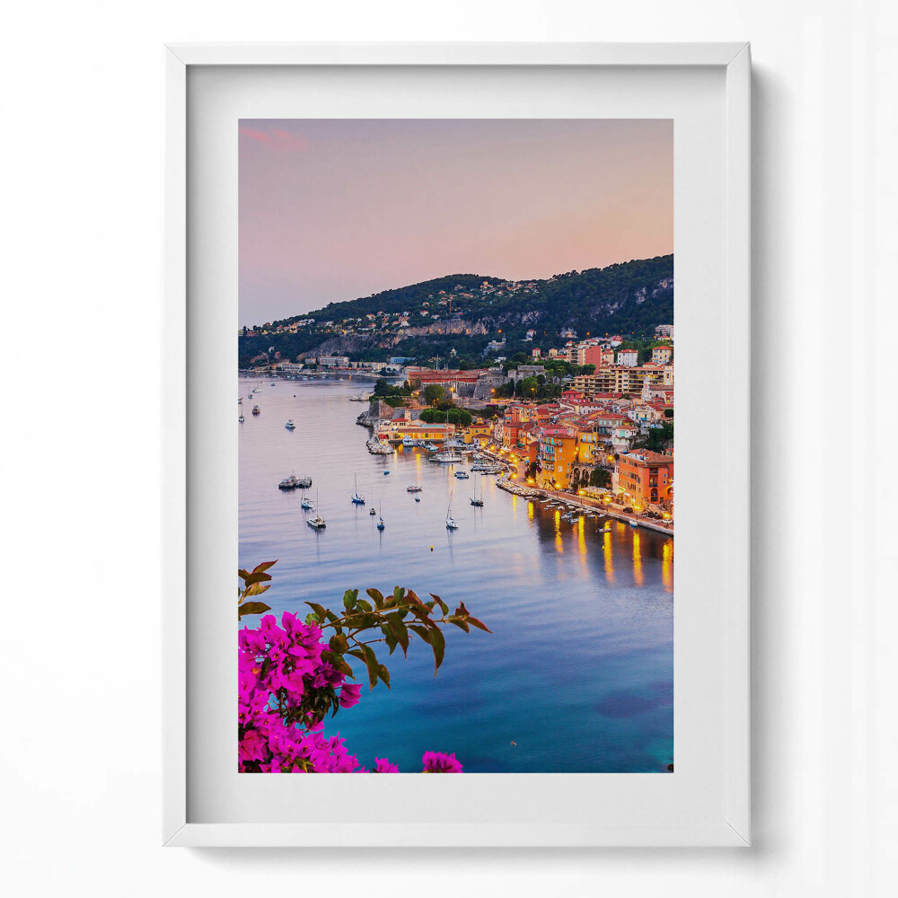 Függőleges kép keretben Tengerparti városkép naplementében