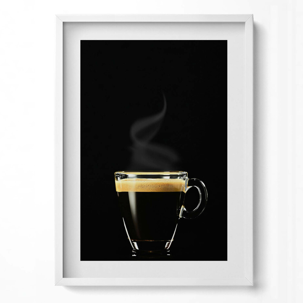 Függőleges kép keretben Gőzölgő kávéscsésze fekete háttérrel