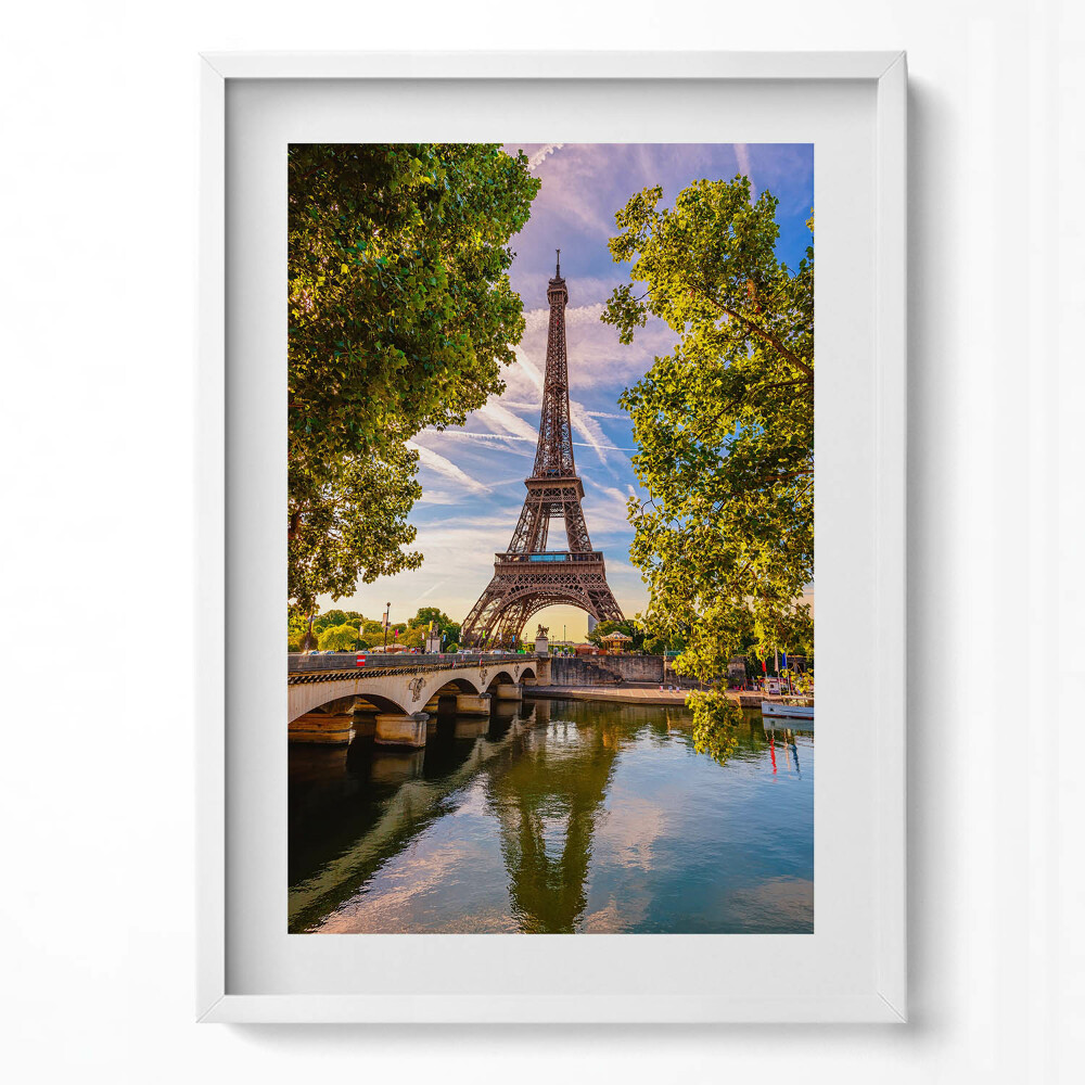 Függőleges kép keretben Eiffel-torony a vízparton