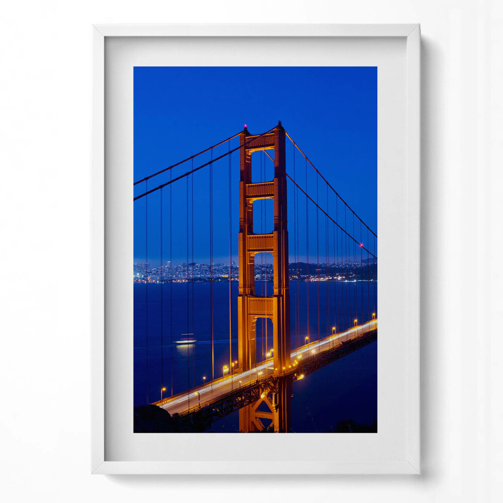 Függőleges kép keretben Aranykapu híd éjszakai fényben