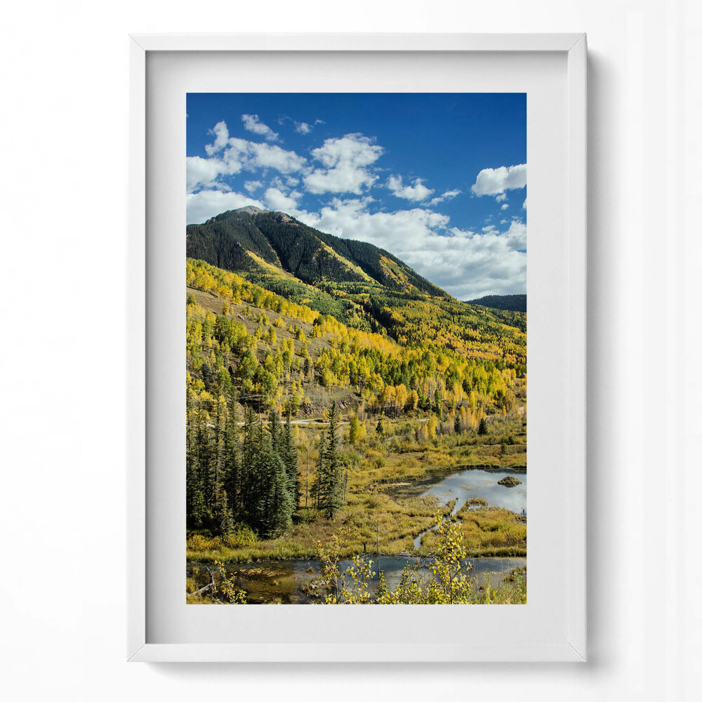 Függőleges kép keretben Őszi táj hegyekkel és folyóval