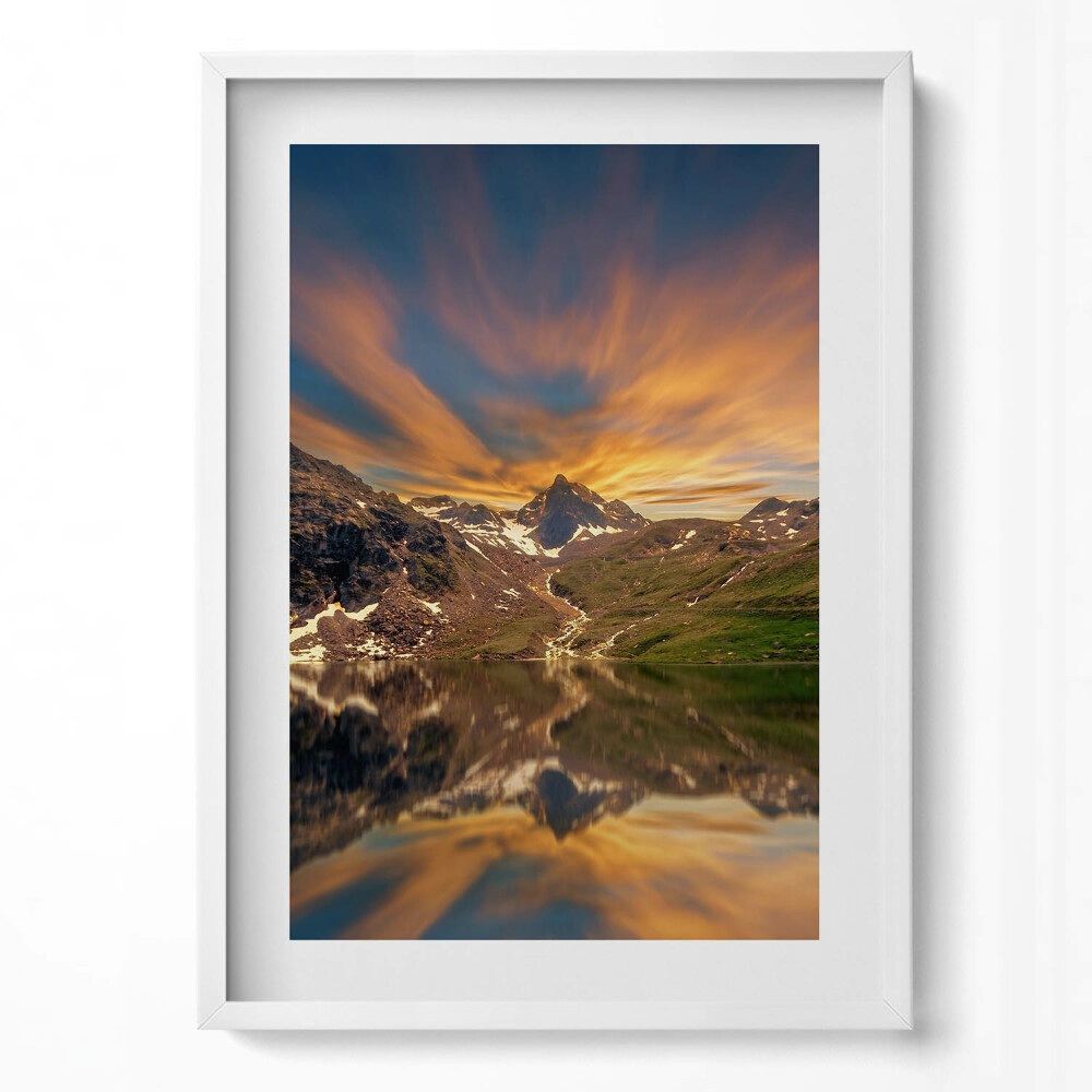 Függőleges kép keretben Hegyek és tükörkép a vízben