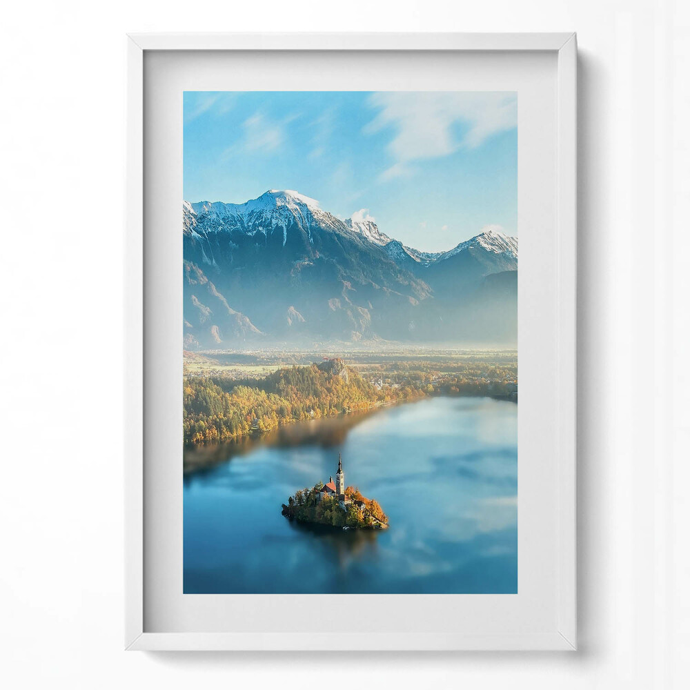 Függőleges kép keretben Tó hegyek sziget templom