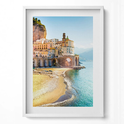 Függőleges kép keretben Tengerparti város hegyekkel