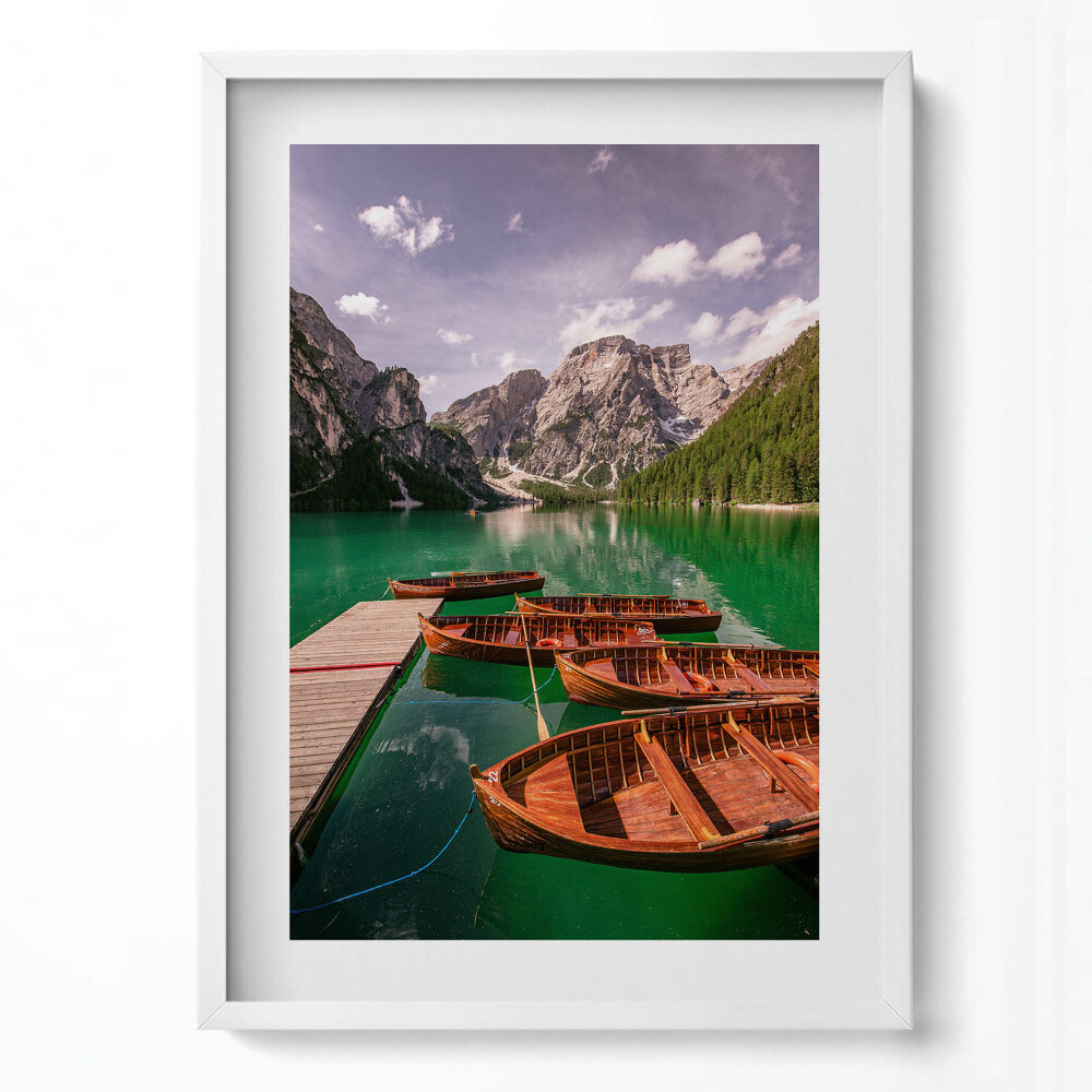 Függőleges kép keretben Tó hegyek csónakok