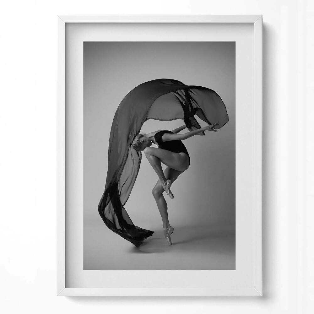 Függőleges kép keretben Táncos mozdulat sötét fátyol