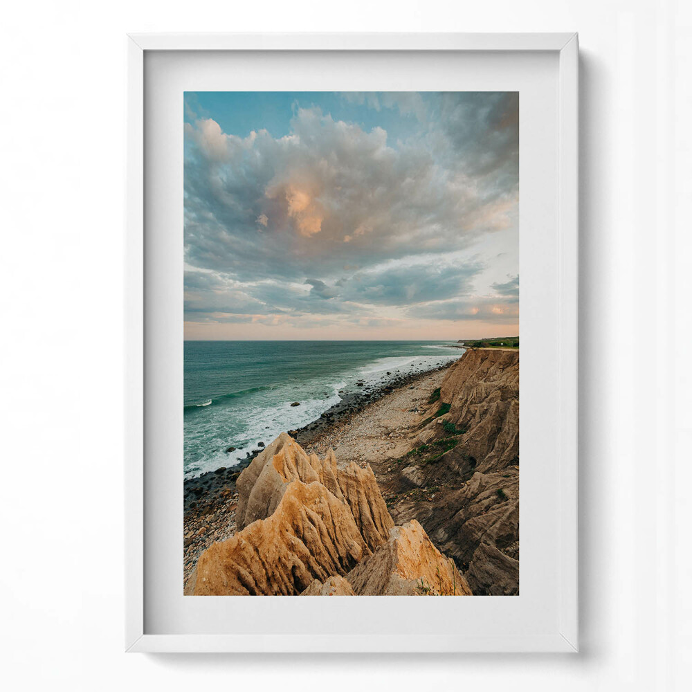 Függőleges kép keretben Tengerparti sziklák és felhők