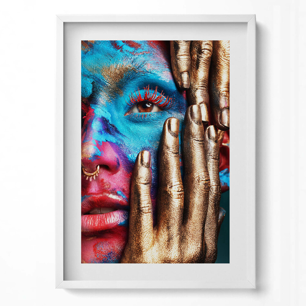 Függőleges kép keretben Színes arcfestés és arany kezek