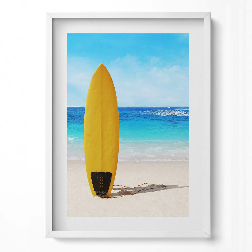 Függőleges kép keretben Sárga szörfdeszka a tengerparton