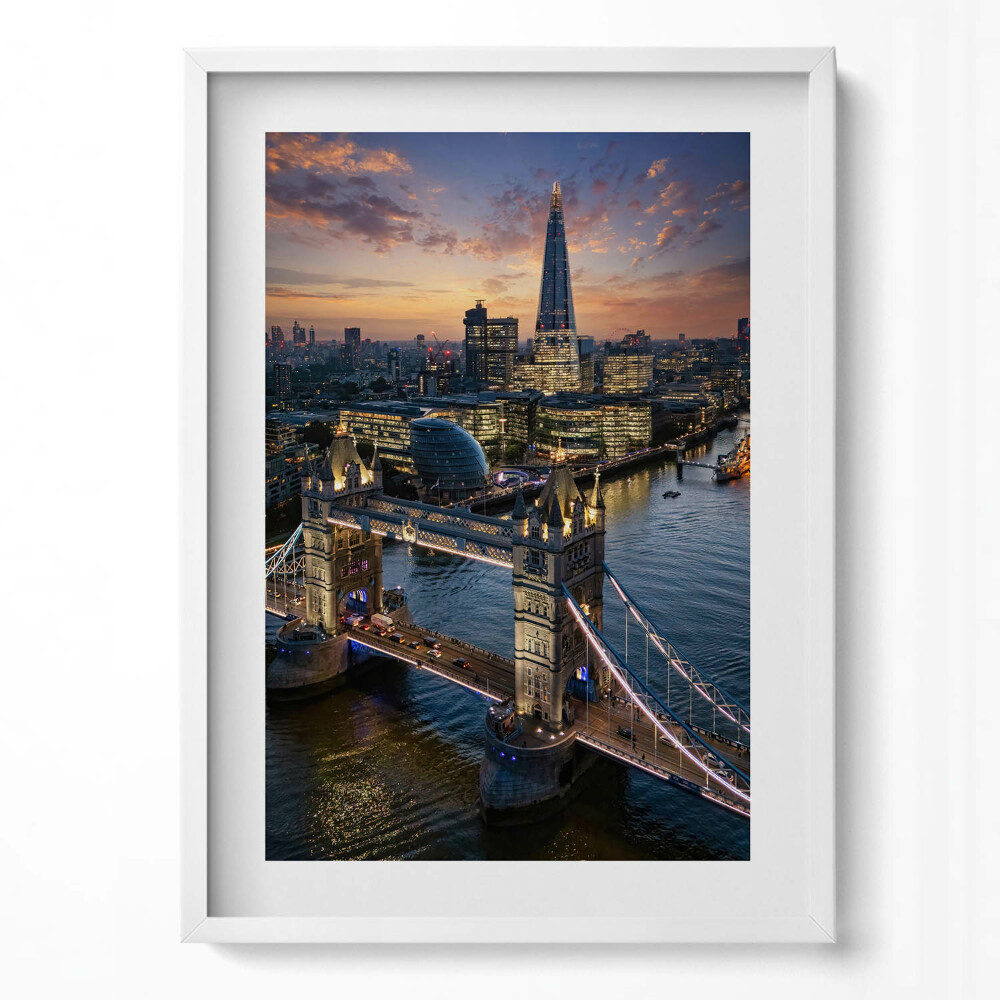 Függőleges kép keretben London hídja naplementében