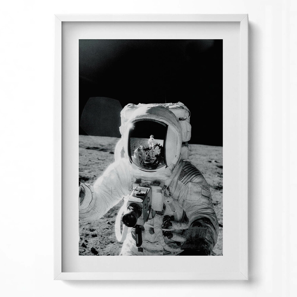 Függőleges kép keretben Űrhajós a Holdon