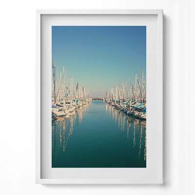 Függőleges kép keretben Hajók a kikötőben tükörsima víz