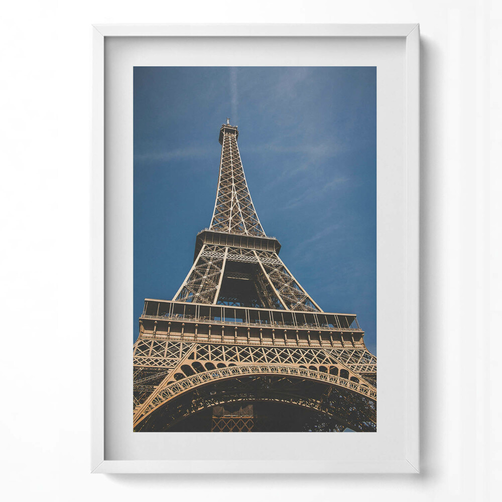 Függőleges kép keretben Eiffel-torony alulnézetből