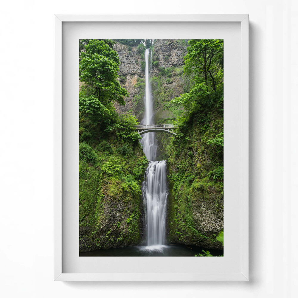 Függőleges kép keretben Zöld dombok vízesés híd