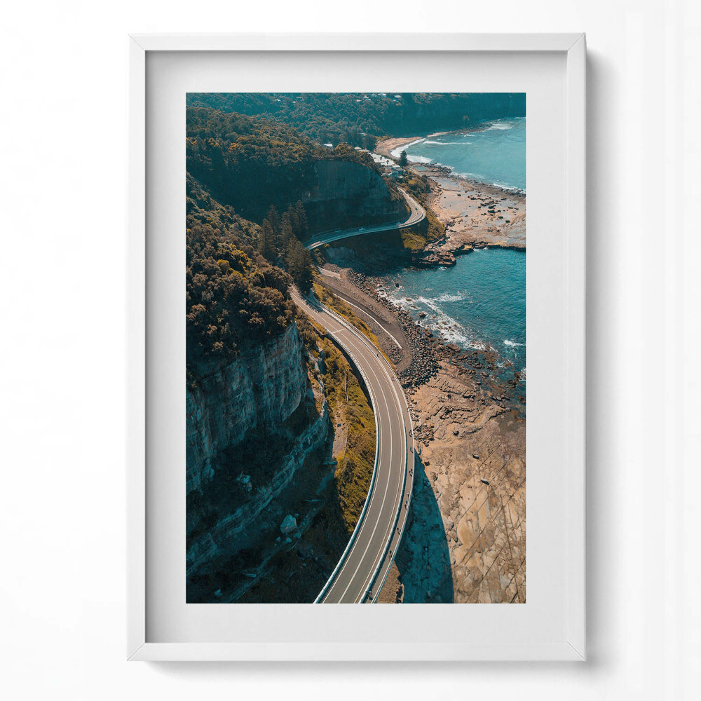 Függőleges kép keretben Tengerparti útszakasz sziklás part