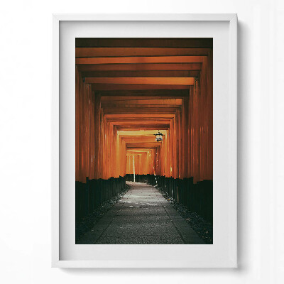 Függőleges kép keretben Torii kapuk sorozata egy ösvényen