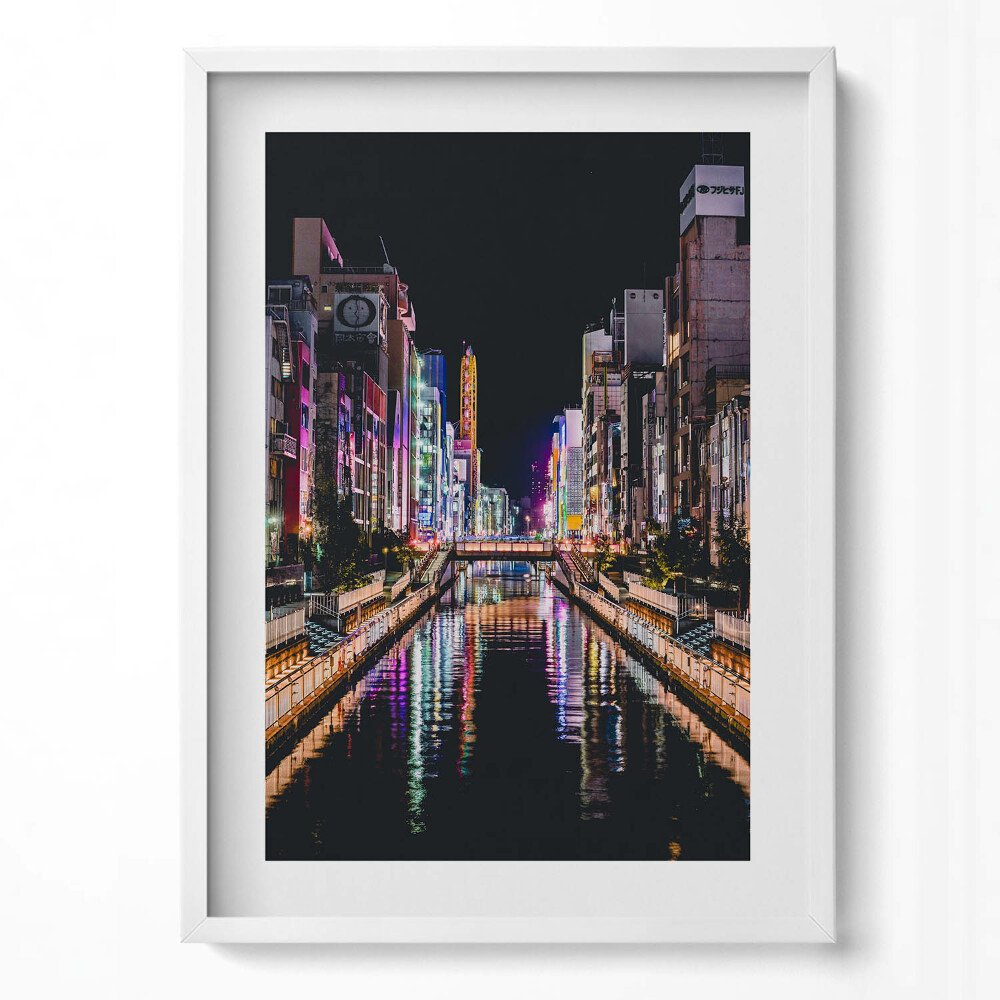 Függőleges kép keretben Fényes városi táj éjszaka