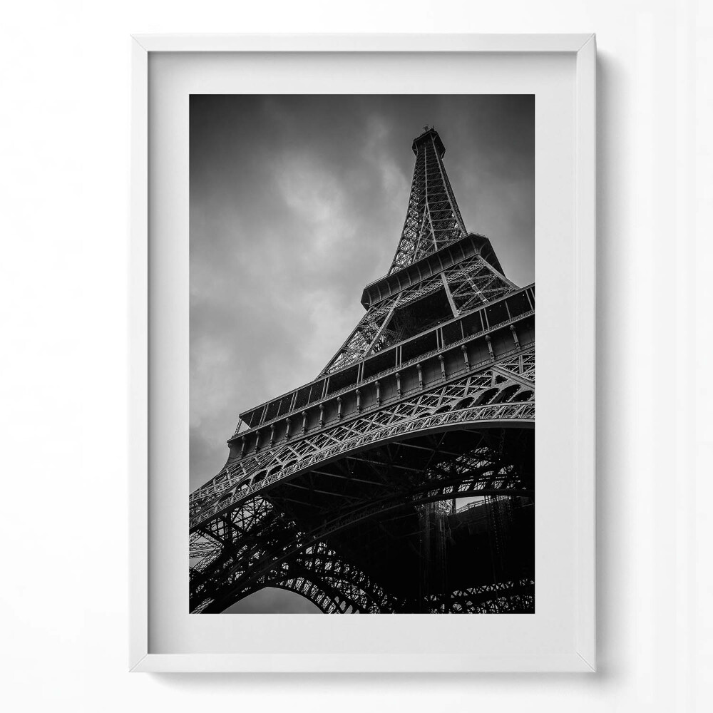 Függőleges kép keretben Eiffel-torony alulnézetből