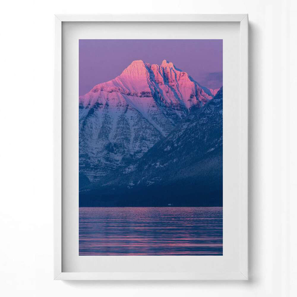 Függőleges kép keretben Hegyek naplementében tükörkép a vízben