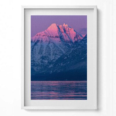 Függőleges kép keretben Hegyek naplementében tükörkép a vízben