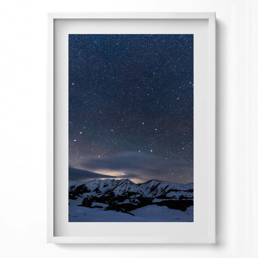 Függőleges kép keretben Csillagos égbolt hegyek felett