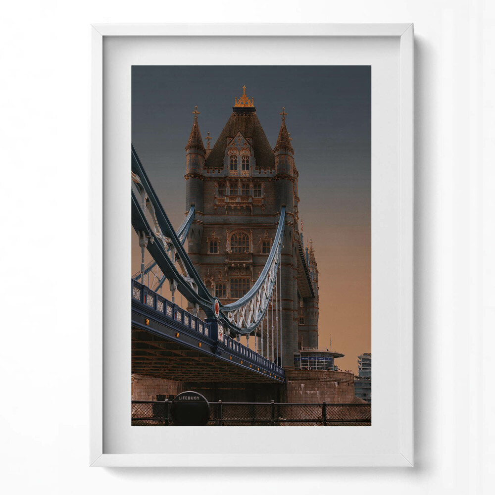 Függőleges kép keretben Tower Bridge naplementében