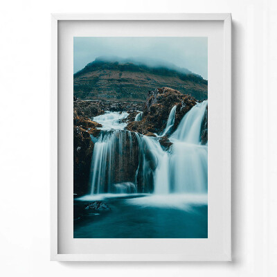 Függőleges kép keretben Vízesés hegyekkel a háttérben