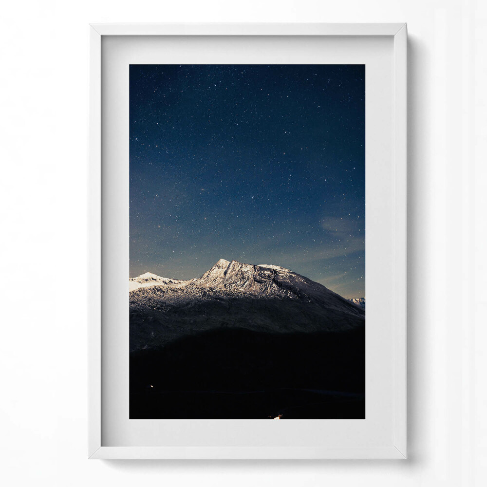 Függőleges kép keretben Hegyek csillagfényes éjszakában