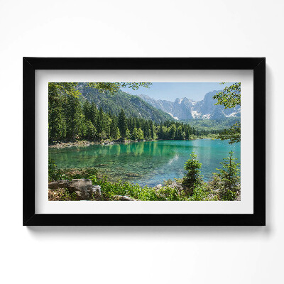 Kép keretben Hegyvidéki táj egy tó az erdőben