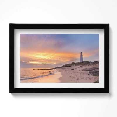 Keretezett kép Tengeri táj a tengerparton és világítótorony