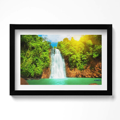 Keretezett kép Tájkép vízesés zöldellő növények között