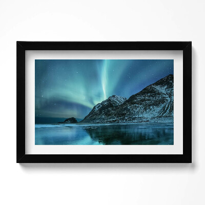 Kép keretben Aurora borealis hegyek és víz felett