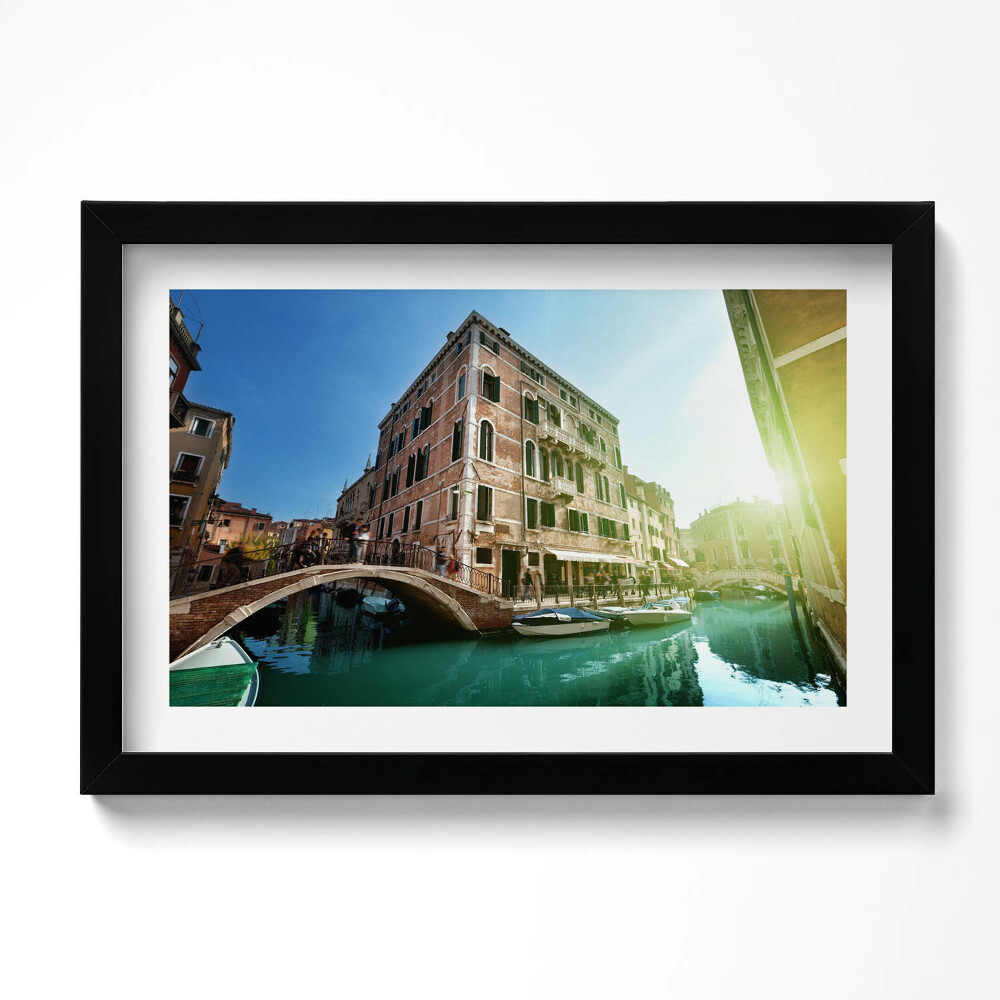 Keretezett kép Velence gyönyörű utcái a napfényben