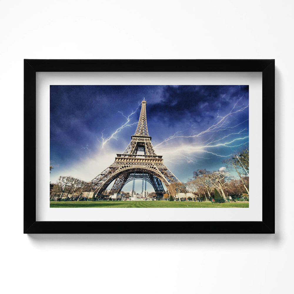 Kép keretben Eiffel-torony, villámlás és zivatar
