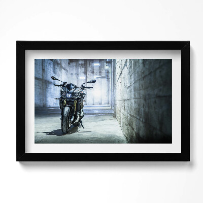 Kép keretben Motorbicikli betonozott városi sikátorban