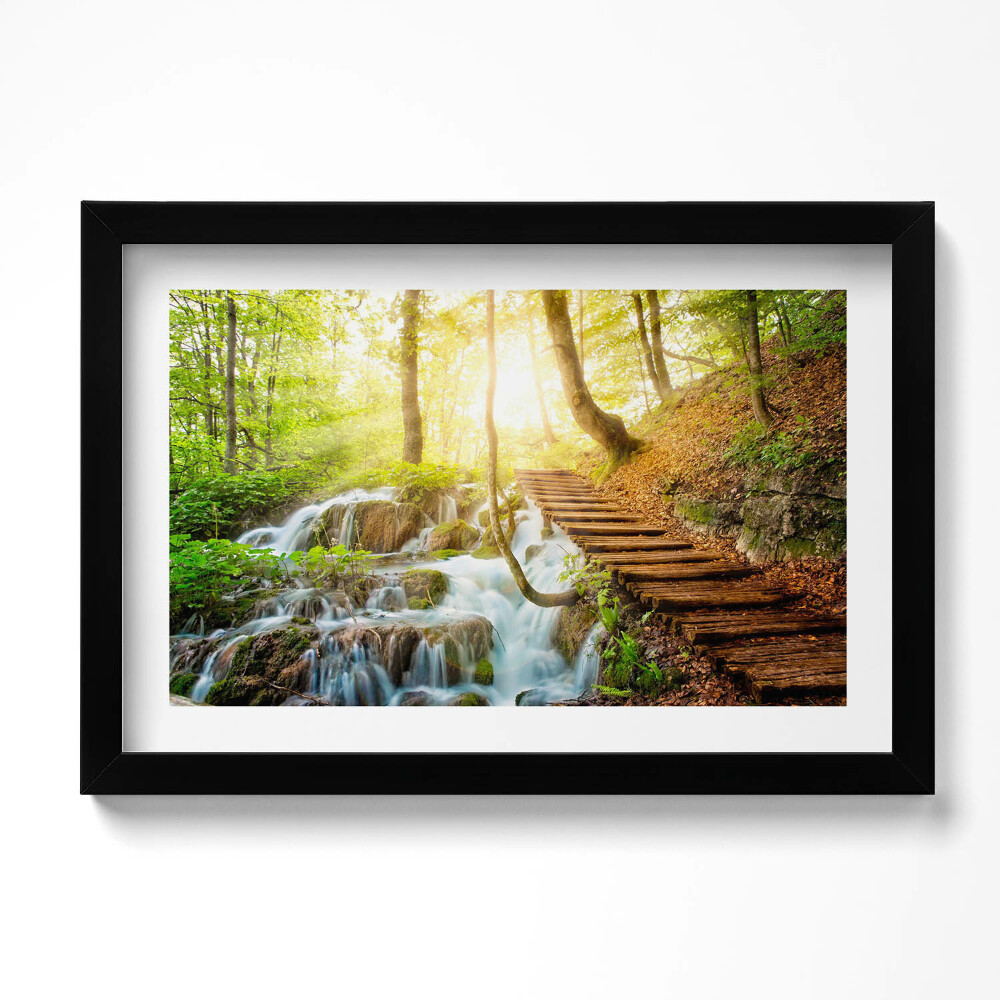 Keretezett kép Patak és lépcső az erdőben