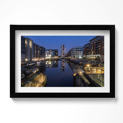 Kép keretben Leeds városa éjszaka kivilágítva